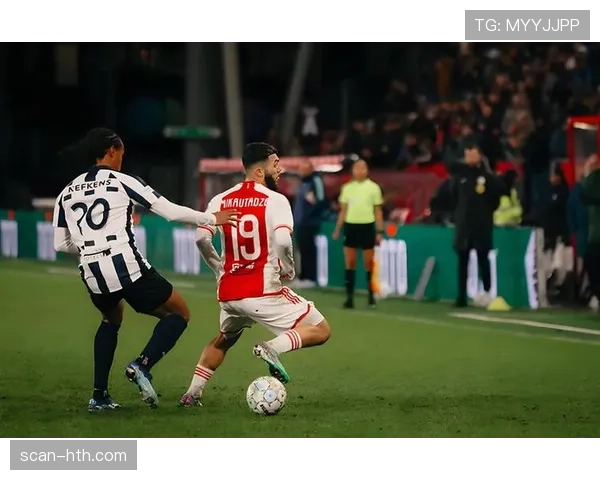 阿贾克斯新赛季揭幕战惊艳全场，青春风暴席卷赛场